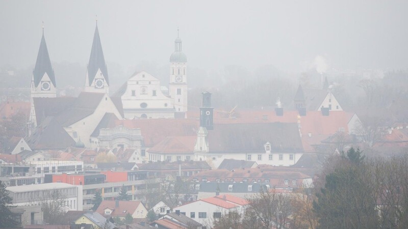 Nebel hängt über der Katholischen Universität Eichstätt-Ingolstadt in Eichstätt. Dort hat das Bistum Finanzprobleme.