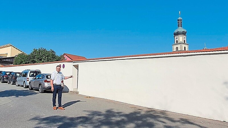 Bürgermeister Müller vor der Klostermauer, die bei Sanierung des Wallfahrtsvorplatzes als prägendes Element dominant bleiben soll.