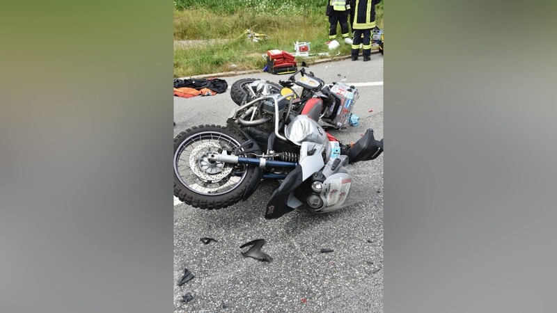 Bei einem Unfall auf der B20 wurde ein 75-jähriger Motorradfahrer schwer verletzt.