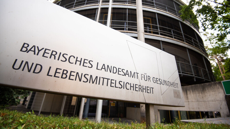 Im Zentrum der Kritik steht das Landesamt für Gesundheit und Lebensmittelsicherheit in Erlangen.