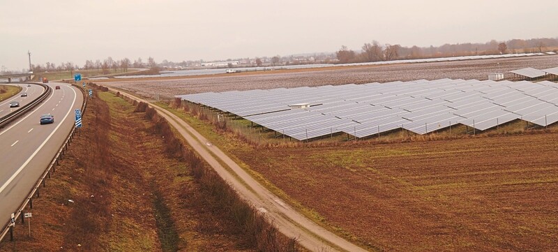 Der Solarpark "Wallersdorf KZ-Gedenkstätte" liegt unmittelbar an der Autobahn, genauer gesagt im Korridor zwischen der A 92 und der Bahntrasse (rechts hinter den Solarmodulen), die zwischen Wallersdorf und Landau verläuft. 