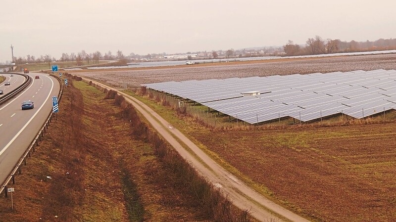 Der Solarpark "Wallersdorf KZ-Gedenkstätte" liegt unmittelbar an der Autobahn, genauer gesagt im Korridor zwischen der A 92 und der Bahntrasse (rechts hinter den Solarmodulen), die zwischen Wallersdorf und Landau verläuft.