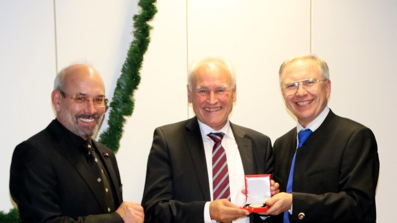 Staatsminister a.D. Erwin Huber (M.) wurde von Rainer Zollitsch (l.) und Herbert Wenk (r.) für seine langjährige Unterstützung geehrt.