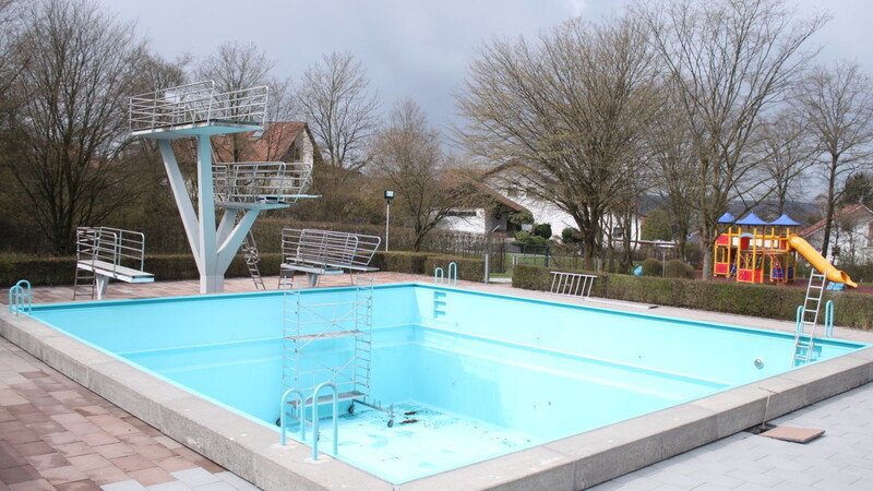 Die Becken müssen noch mit Wasser gefüllt werden, dann ist das Rodinger Freibad - wie auch die Bäder in Stamsried und Falkenstein - bereit für eine weitere Badesaison mit Einschränkungen.