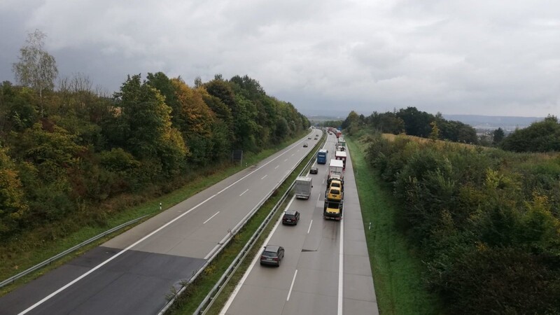 Wegen des tödlichen Verkehrsunfalls hatte sich auf der A92 in Fahrtrichtung Deggendorf vor der Anschlussstelle Landshut-Nord bis zum Mittag ein Stau gebildet, da der Verkehr dort von der Autobahn heruntergeleitet wurde.
