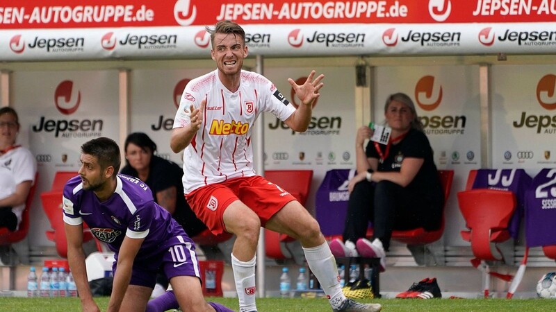 Der SSV Jahn um Max Besuschkow hat sein letztes Saisonspiel gegen Erzgebirge Aue verloren.