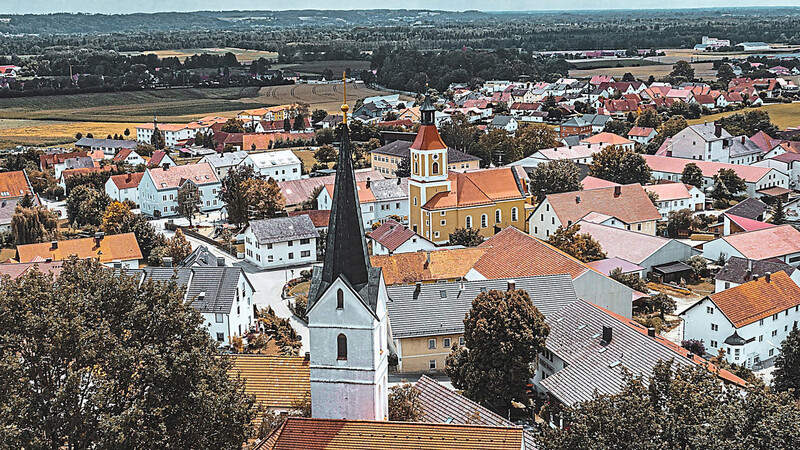 Bruckberg mit den drei Türmen von St. Paul, St. Jakobus der Ältere und der Turmspitze vom Burgfried, die schemenhaft aus dem Waldstück herausragt, und die in einer Linie stehen.