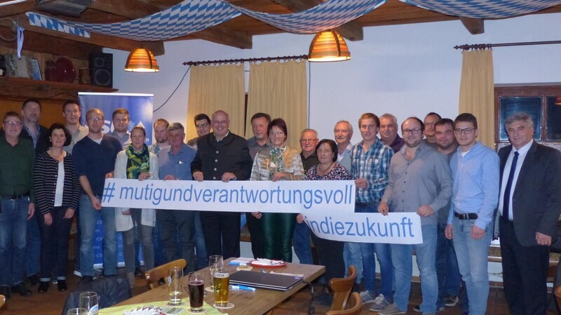 Die Listenkandidaten der CSU mit dem Bundestagsabgeordneten Karl Holmeier (rechts).