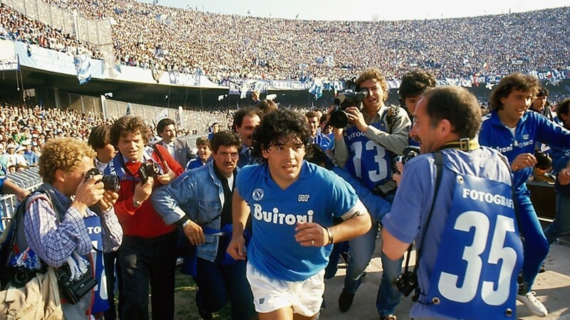 Diego Maradona im Stadion von Neapel. Er wird dem Club die einzigen Meisterschaften der Geschichte bescheren.