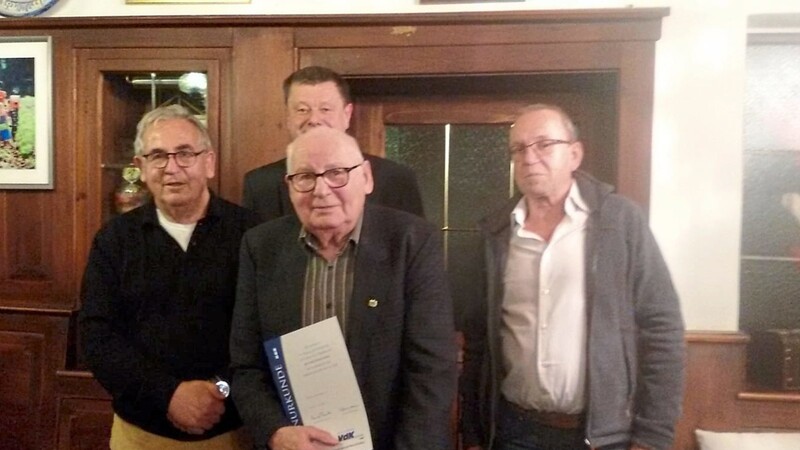 Johann Mosandl (rechts), Alfred Stadler (hinten) und Michael Drindl (links) ehrten Alfons Höcherl für 25 Jahre Mitgliedschaft beim VdK.