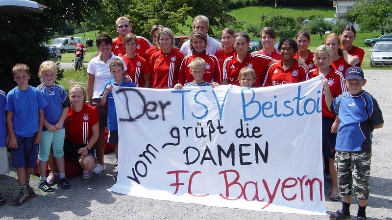 Der TSV-Nachwuchs begrüßte die Damenmannschaft des FC Bayern in Sattelpeilnstein.