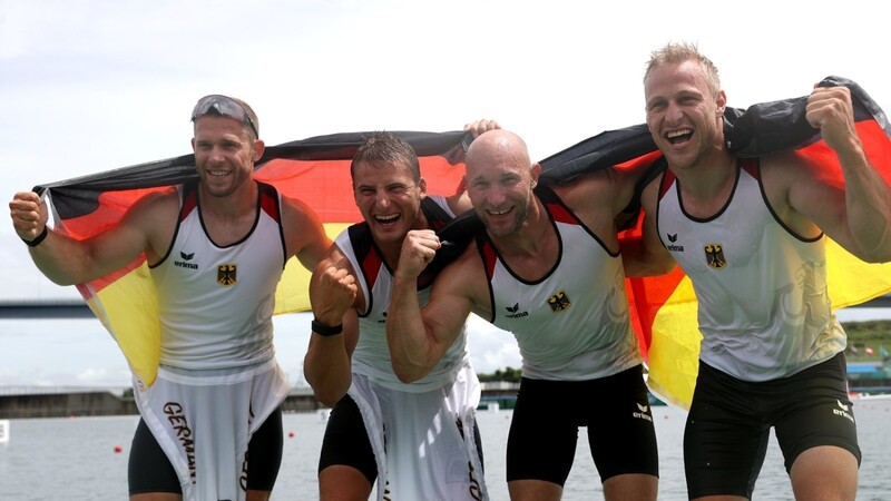 Der Kajak-Vierer aus Deutschland mit Max Rendschmidt, Ronald Rauhe, Tom Liebscher und Max Lemke jubelt über Gold.