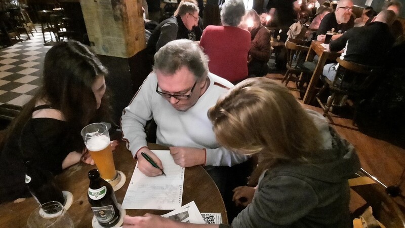 In Teams zu maximal sechs Personen wird beim Pub Quiz fleißig gerätselt. Auch ein Team der Landshuter Zeitung ist regelmäßig - wenn auch meist mit eher bescheidenem Erfolg - mit von der Partie.