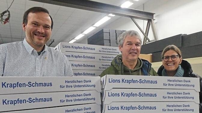 Lions-Präsident Siegfried Mühlbauer sowie die Krapfenschmaus-Organisatoren Peter und Birgit Vilsmeier (von links) freuen sich über das Rekordergebnis in diesem Jahr.