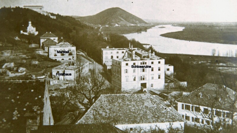 Nach dem Marktbrand von 1880 - Blick von der Pfarrkkirche über das Schlossareal mit Marstall und fürstlichem Forsthaus.