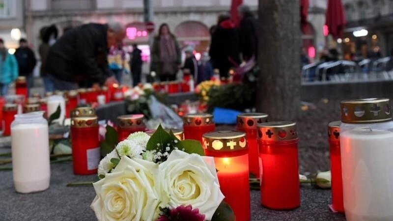 Kerzen und Blumen zum Gedenken an den getöteten Feuerwehrmann am Augsburger Königsplatz. Foto: Stefan Puchner/dpa