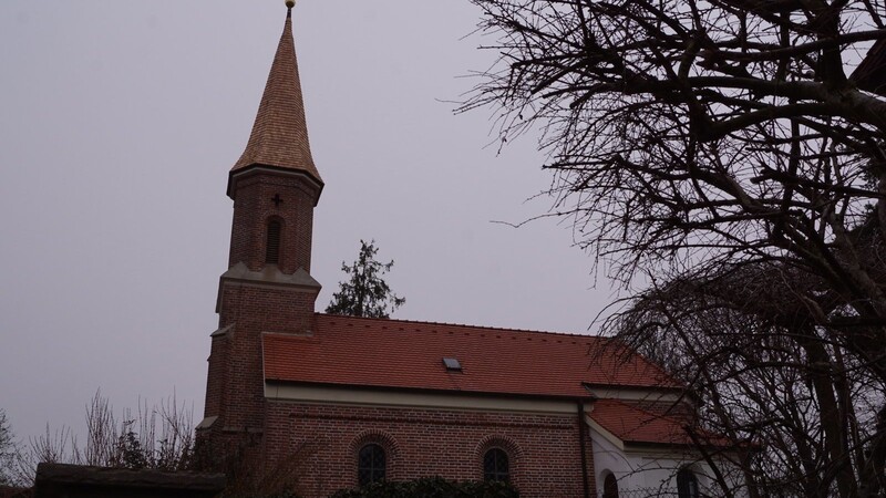 Die Außenrenovierung der Kirche St. Georg in Geiselsdorf ist abgeschlossen. Das Schindeldach wurde komplett erneuert.
