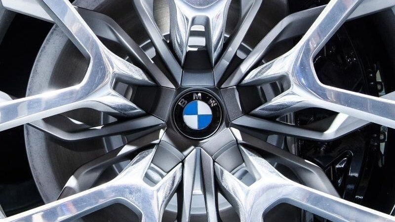 Das BMW-Logo ist in einer Felge eines Autos zu sehen. Foto: Silas Stein/dpa/Symbolbild