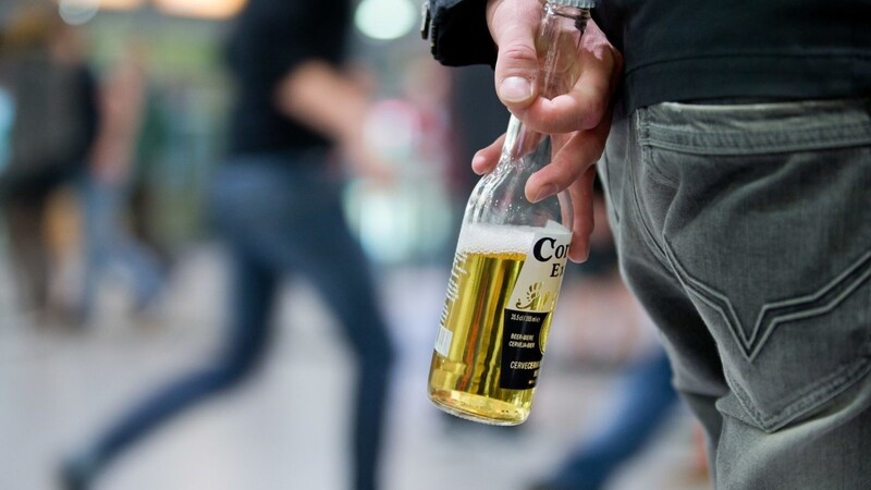 Wer am Regensburger Bahnhof trinkt, den erwartet im schlimmsten Fall eine Strafanzeige. (Symbolfoto)