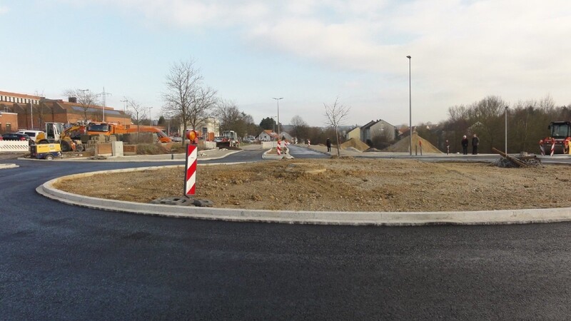 Die Erneuerungen an der Kreisstraße KEH 31 werden 2016 fortgesetzt. Geplant sind ein Ausbau mit einem Geh- und Radweg, der Umbau der Kreuzung Albert-Einstein-Straße sowie Parkflächen für das Schulzentrum.
