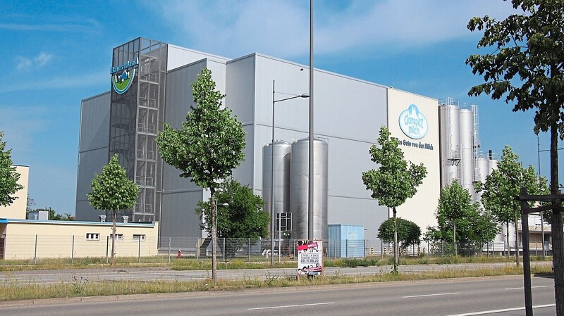 Das Milchwerk an der Nordgaustraße gehört zum Stadtbild. Hier stellen 230 Mitarbeiter im Dreischichtbetrieb Butter, Frischkäse und andere Milchprodukte her.
