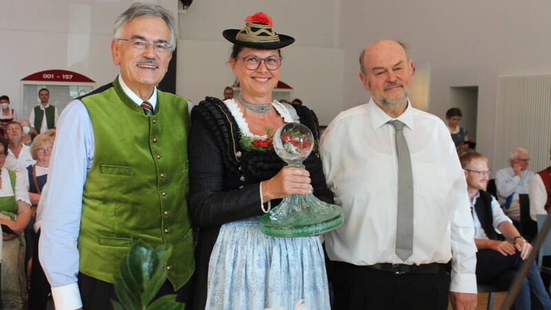 Ilse Aigner - in Miesbacher Tracht - wurde von Prof. Wolfgang Herrmann (l.) gewürdigt und von Sepp Obermeier, Vorsitzender des Bunds Bairischer Sprache, beglückwünscht.