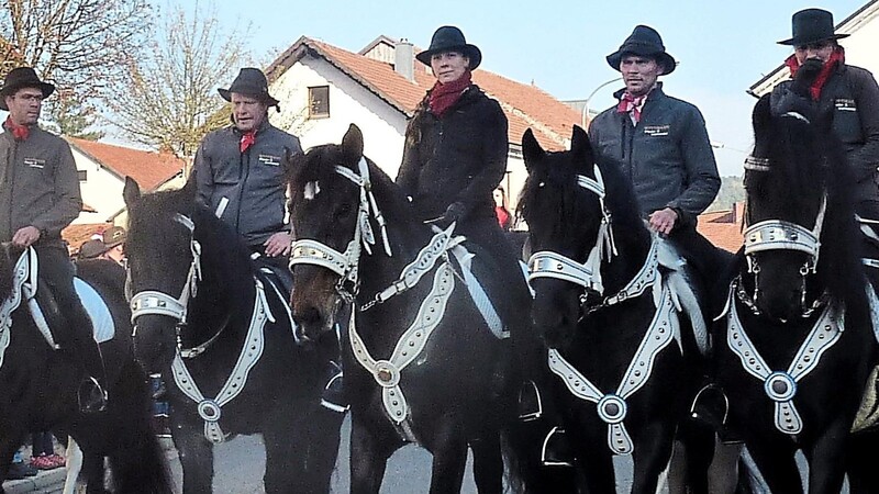 Pferdefreunde kamen am Sonntagnachmittag in Arnschwang auf ihre Kosten. Die Reiter hatten ihre Tiere sehr schön rausgeputzt.