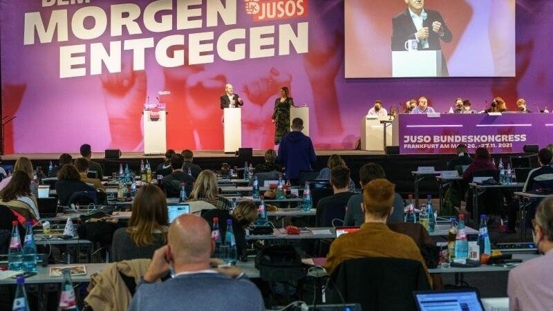 Kanzlerkandidat Olaf Scholz (M) spricht beim Bundeskongress der Jusos in Frankfurt.