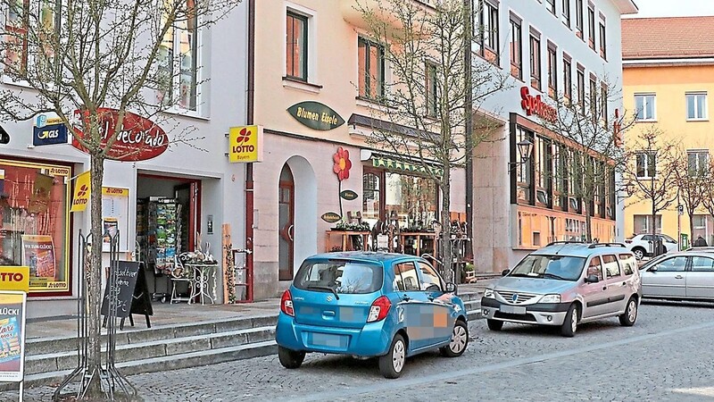 Diese beiden Längsparkplätze in der Mönchshofstraße waren am Montagvormittag Thema bei einer Verhandlung am Amtsgericht in Viechtach.