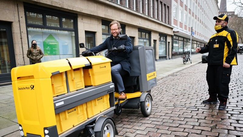 In Hamburg testet die Post bereits, Pakete mit dem Lastenfahrrad auszuliefern.