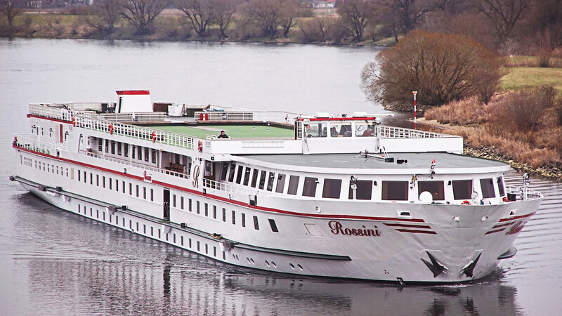 Die MS Rossini am späten Sonntagnachmittag auf der Donau bei Pfatter. Das Hotelschiff wird bis zu 200 Flüchtlinge beherbergen.