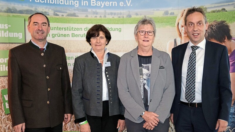 VlF-Landesvorsitzender Hans Koller (rechts) verlieh Annemarie Frank aus Stulln (Zweite von rechts) das Verbandsabzeichen in Gold. Die gleiche Auszeichnung erhielt die stellvertretende Landesvorsitzende Christine Wutz aus Schönthal (Zweite von links). Stellvertretender Ministerpräsident Hubert Aiwanger (links) gratulierte.