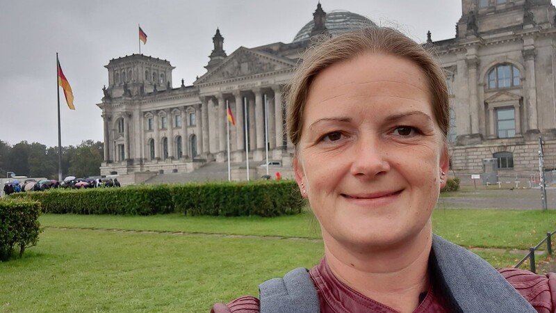 Ein Selfie als Neuling: Die Grünen-Abgeordnete Tina Winklmann vor dem Reichstag in Berlin.