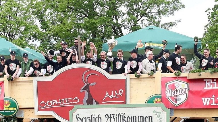 Im Rathaus und auf der Frühjahrsdult hat der EV Landshut am Samstag Aufstieg und Meisterschaft gefeiert.
