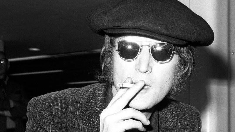 John Lennon raucht eine Zigarette. Vor 50 Jahren veröffentlichte John Lennon seinen Song "Imagine". Das Lied gilt bis heute als hoffnungsvolle Hymne für den Weltfrieden, obwohl einige Zeilen immer wieder zu Diskussionen anregen.