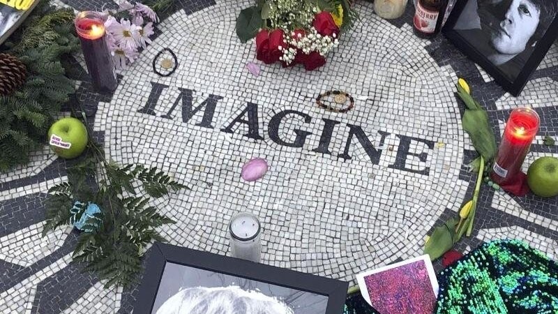 Fotos, Blumen und Kerzen stehen auf der Gedenkstätte Strawberry Fields im Central Park zur Erinnerung an John Lennon.