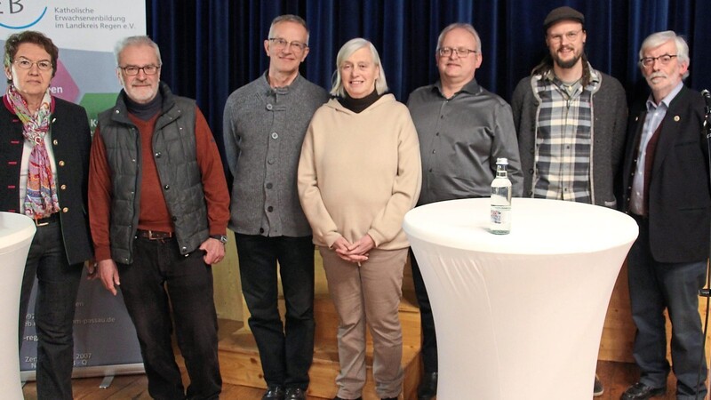 Die Akteure: Gisela Altmann-Pöhnl (v.l.), Hubert Ettl, Pfarrer Werner Konrad, Brigitta Schlüter, Stefan Peter, Marco Lorenz und Franz Hackl.
