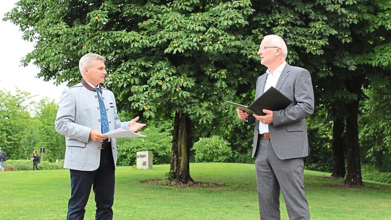 Mit dem gebotenen Abstand haben Landrat Peter Dreier (l.) und Oberbürgermeister Alexander Putz den Schulterschluss vollzogen: Gemeinsam wollen sie um die Landwirtschaftsschule in Landshut kämpfen.