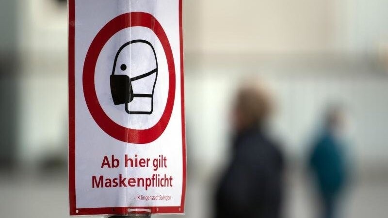 Die Stadt Deggendorf hat die bereits bestehende Maskenpflicht vorerst bis einschließlich 18. April 2021 verlängert. (Symbolbild)