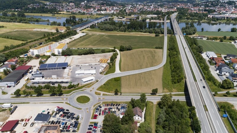 Die neue Trasse soll parallel zur Autobahn verlaufen und in Fischerdorf in einen Kreisverkehr münden (links im Bild).