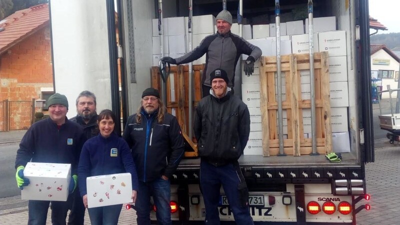 Sage und Schreibe 300 Pakete konnten Gabi und Stefan Wanninger an die Trucker-Fahrer und -Helfer übergeben, zehn davon wurden vom Lebensmittel- und Getränkemarkt selbst gespendet.