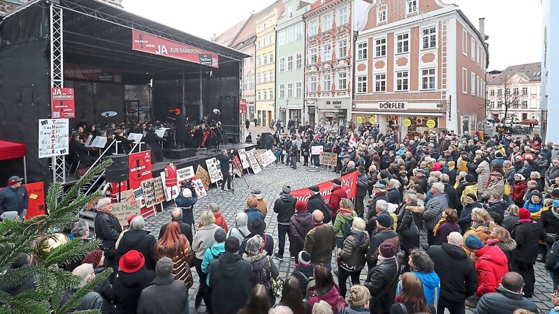 Am Samstag von 12 bis 17 Uhr machte das Landestheater Niederbayern Programm in der Altstadt. Die Forderung: Theater sanieren, jetzt!