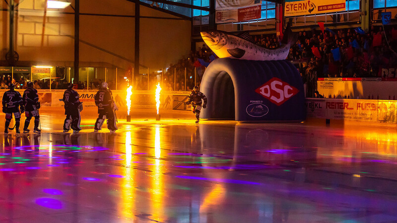 Volle Hütte, gute Stimmung: Rund um den DSC brach eine neue Eishockey-Euphorie aus. (Foto: fotostyle-schindler.de)