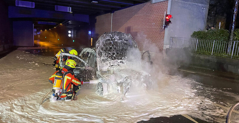 Mit Wasser und Löschschaum bekämpften Atemschutzträger der Landshuter Feuerwehr die Flammen, die von einem Auto am Tunnelportal zur Wittstraße ausgingen. 