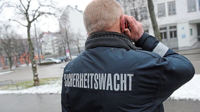 Rund 1 000 Helfer der Sicherheitswacht, wie hier in München, unterstützen die bayerische Polizei im Alltag. Sie sollen das Sicherheitsgefühl der Menschen erhöhen und ein Bindeglied zur Streife sein.
