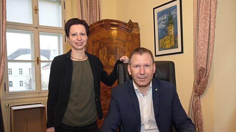 Stefan Lang ist neuer Bürgermeister der Gemeinde Retz, links seine Stellvertreterin Eva Heilinger