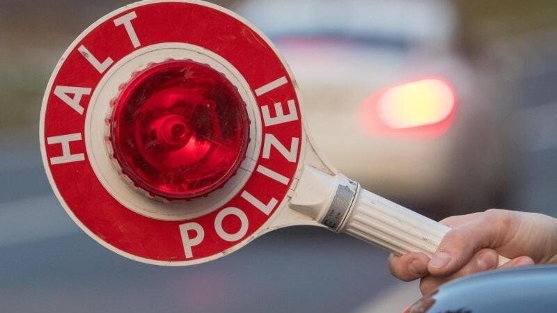 In der Nacht von Sonntag auf Montag kontrollierte die Polizei auf der B15 bei Essenbach die Einhaltung der Geschwindigkeitsbegrenzung. (Symbolfoto)