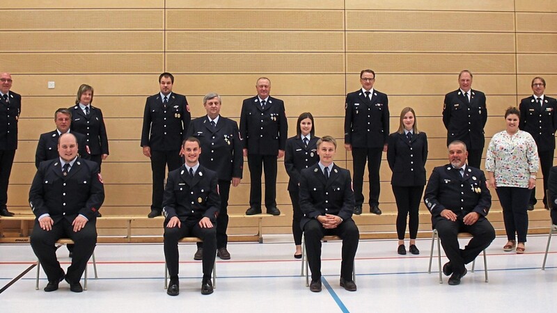 Der Generationswechsel ist vollzogen: Die neue Führungsmannschaft der Feuerwehr Altenkreith mit Patrick Hofweber (sitzend Zweiter von links) und Alexander Laube (sitzend Mitte) an der Spitze.