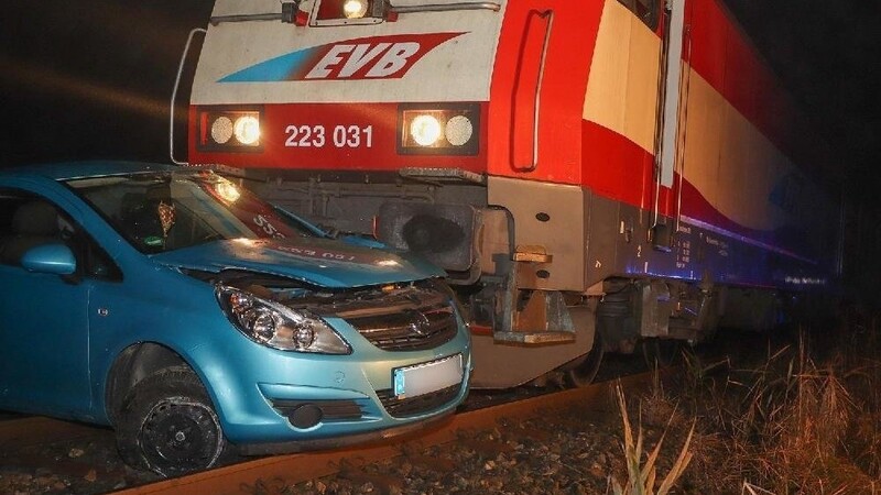 Bei dem Crash hatten sich die Prellböcke des Zugs in die linke Seite des Autos gebohrt.