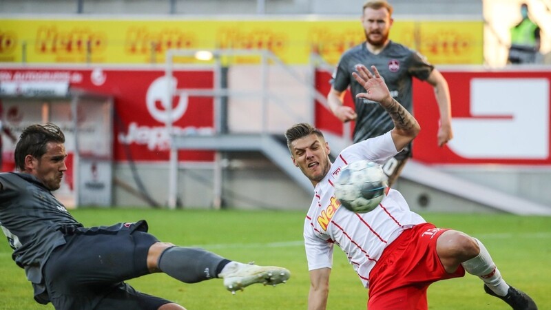 Keinen Sieger gab es im Duell des Jahn (rechts Erik Wekesser) gegen den 1. FC Nürnberg (hier Oliver Sorg).